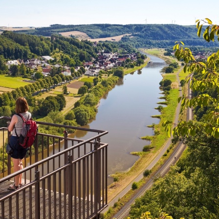 Paar blickt vom Skywalk auf die Weser