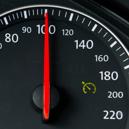 Ein Autotacho steht auf 100. Würde man z.B. auf Tempo 120 beschleunigen, bräuchte man dafür nach dem 2. Newtonschen Geesetz, dem Aktionsprinzip, eine Kraft.
