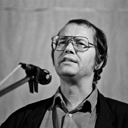 In der Ost-Berliner Erlöserkirche fand im Oktober 1989 eine Veranstaltung statt unter dem Motto: Gegen den Schlaf der Vernunft . Mitwirkende waren Schriftsteller, Autoren, Künstler der DDR, hier am Mikrofon Volker Braun.