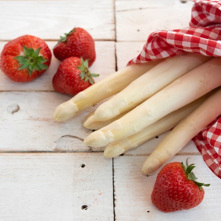 Weißer Spargel mit Erdbeeren