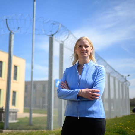 Beate Meißner (CDU) vor möglicher Abschiebehaftanstalt in Arnstadt.