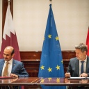 Saad Sherida Al-Kaabi (l), Staatsminister für Energie in Katar sitzt neben Robert Habeck