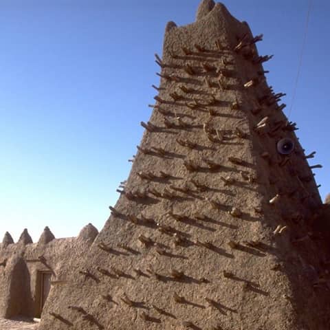 Blick auf das Minarett einer Moschee in der Wüstenstadt Timbuktu, Mali