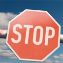 Grenzkontrolle - Schlagbaum mit Stop-Schild und Hinweisschild (Bild: picture alliance / Zoonar)