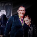 Leonora und ihr Vater Maik. Im Hintergrund ein IS-Kämpfer und drei vollverschleierte Frauen.