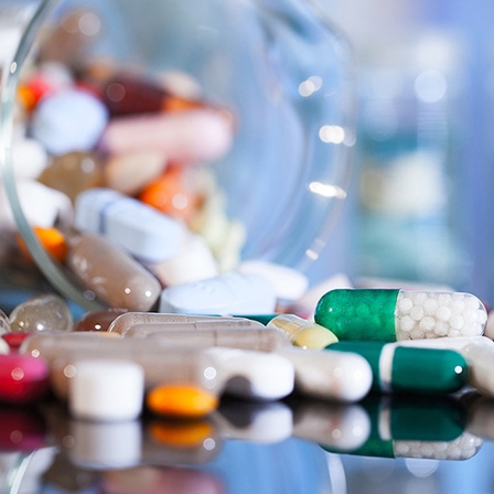 Tabletten unterschiedlicher Form und Farbe