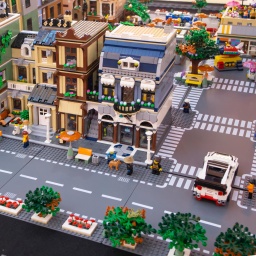 Lego-Set einer städtischen Szenerie mit belebter Straße und Altbauen