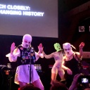 Vermummte Sängerinnen von Pussy Riot auf der Bühne bei einem Auftritt in der Fabrik in Hamburg