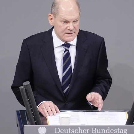 Bundeskanzler Olaf Scholz (SPD) gibt im Bundestag seine erste Regierungserklärung ab.