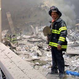 Ein Feuerwehrmann steht nach den Anschlägen des 11. September 2001 in New York mit einer Schaufel in den Trümmern eines Gebäudes