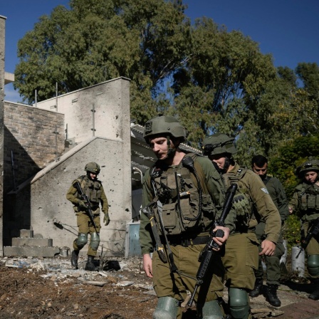 Israelische Soldaten inspizieren einen Hinterhof