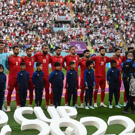 Fussball, Herren, Saison 2022/23, WM in Katar, Gruppe B (1. Spieltag), England - Iran im Khalifa International Stadium in Ar-Rayyan, die Spieler des Iran singen aus Protest die eigenen Hymne nicht mit, 21.11. 2022