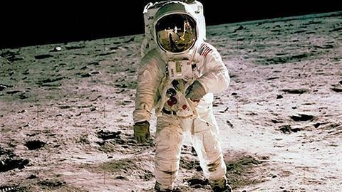 Neil Armstrong, der das Foto gemacht hat, ist im Helmvisier von Aldrin zu sehen. Armstrong war der erste Mensch, der jemals auf der Mondoberfläche stand.