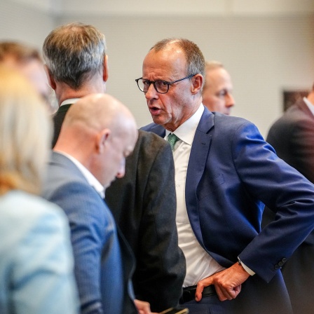 Friedrich Merz (r), Unions-Kanzlerkandidat und CDU-Bundesvorsitzender, und Markus Söder, CSU-Vorsitzender und Ministerpräsident von Bayern und CSU-Vorsitzender, nehmen an der Fraktionssitzung der Unionsparteien teil.