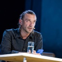 Der russische Dramatiker Mikhail Durnenkov während einer Lesung bei den Salzburger Festspielen 2022_foto: www.picturedesk.com/Neumayr/Leo/picture alliance