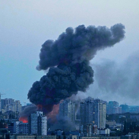 Nach einem russischen Luftangriff auf Kiew, Ukraine, steigt Rauch auf.