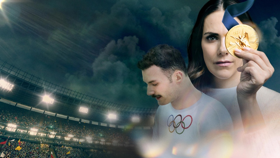 Eine Bildmontage mit Host Esther Sedlaczek, sie schaut ernst und hält sich eine Goldmedaille vor das linke Auge, links von ihr Axel Jungk der nachdenklich nach links schaut. Im linken Bildbereich ist ein Stadion mit jubelnden Publikum bei Nacht zu sehen.