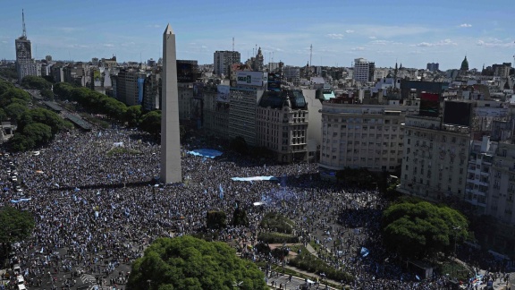 Sportschau - Zeitraffer Vom Sich Füllenden Platz In Buenos Aires