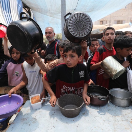 Palästinenser an einer Essensausgabe in Gaza 
