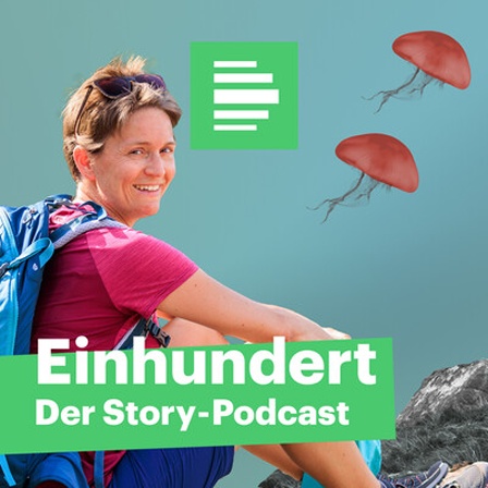 Eine Frau (Caroline) mit Rucksack und Wanderklamotten und Sonnenbrille im Haar sitzt vor einer Berglandschaft und lächelt, im Hintergrund sieht man eine rote Qualle.