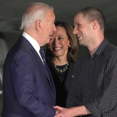  US-Präsident Joe Biden (l-r) und Vizepräsidentin Kamala Harris begrüßen den Reporter Evan Gershkovich auf der Andrews Air Force Base nach seiner Freilassung im Rahmen eines Gefangenenaustauschs. 