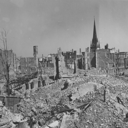 Schwarz-weiß-Aufnahme vom zerbombten Kassel von 29. April 1945.