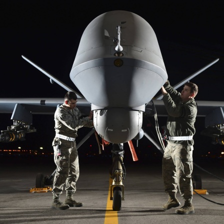 2 Flieger bereiten eine Drohne vom Typ MQ-9 Reaper in Nevada / USA für einen Trainingsflug vor