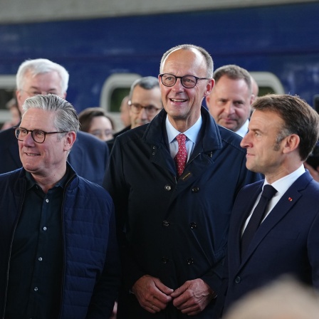 Die Regierungschefs von Großbritannien, Deutschland und Frankreich, Keir Stammer, Friedrich Merz und Emmanuel Macron, treffen am Bahnhof von Kiew ein.