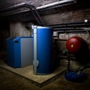 Ein Heizkessel und ein Warmwasserboiler stehen in einem Heizkeller