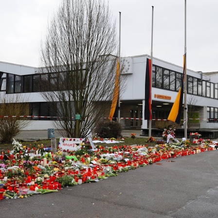 Fahnen auf Halbmast: Blumen und Kerzen für die Opfer des Amoklaufs an der Albertville-Realschule in Winnenden 2009