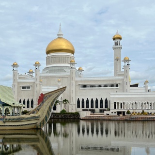 Die Moschee Sultan Omar Ali Saifuddin ist das Wahrzeichen von Bruneis Hauptstadt Bandar Seri Begawan.