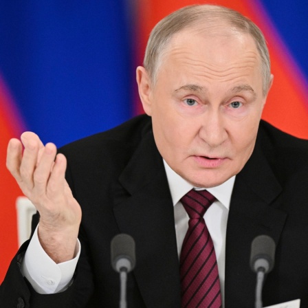 Russlands Präsident Wladimir Putin spricht zu Journalisten.