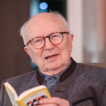 Friedrich Nowottny, deutscher Fernsehjournalist, Intendant des WDR und Moderator der ARD-Reihe «Bericht aus Bonn», sitzt in seiner Wohnung. 