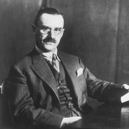 Thomas Mann bei einem Rundfunkvortrag um 1928.