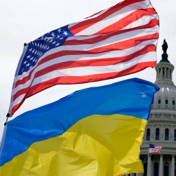 Die US-amerikanische und die ukrainische Flagge wehen vor dem Kapitol in Washington im Wind.