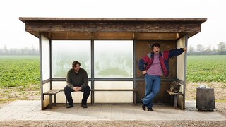 Johannes (Ronald Zehrfeld, l.) und Ralf (Felix Kramer, r.) lässig an der Bushaltestelle; Quelle: rbb/Frédéric Batier