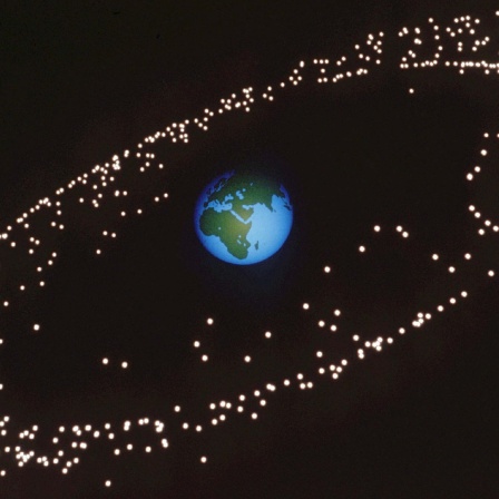 Intakte Satelliten und Weltraumschrott bilden auf der sogenannten geostationären Umlaufbahn in 36000 Kilometern Höhe inzwischen einen dichten Reif, wie die Computersimulation der ESA nach Daten vom Dezember 1996 zeigt.