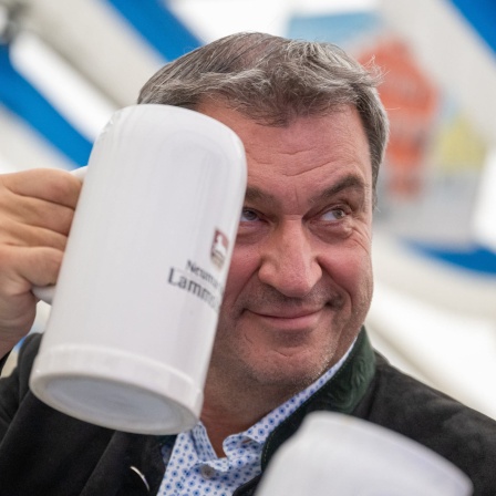 Markus Söder, (CSU) Ministerpräsident von Bayern, nimmt am Parsberger Volksfest teil.