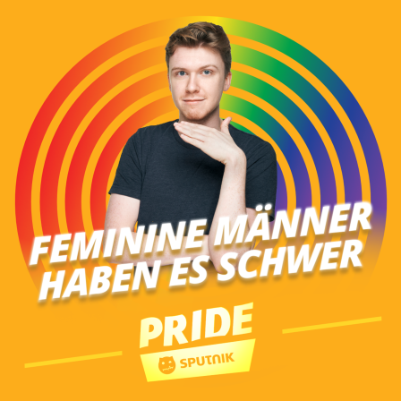 Host Kai vor orangenem Hintergrund und der Aufschrift "feminine Männer haben es schwer"