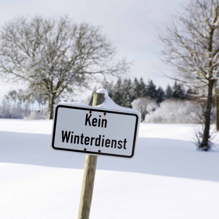 Schild in Winterlandschaft
