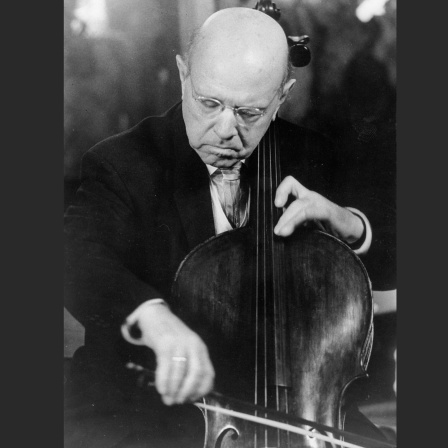 Pablo Casals am Cello, spielend, schwarz-weiß