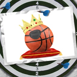 Eine Fotomontage zeigt einen Basketball mit Krone und Augenklappe auf einem Kissen aus rotem Samt.