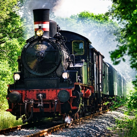 Die Dampflok Karoline der Geesthachter Eisenbahn in voller Fahrt.