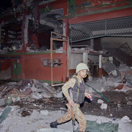 Ein pakistanischer Armeesoldat untersucht ein Gebäude, das durch einen mutmaßlichen indischen Raketenangriff in der Nähe von Muzaffarabad, der Hauptstadt des pakistanisch kontrollierten Kaschmir, beschädigt wurde.