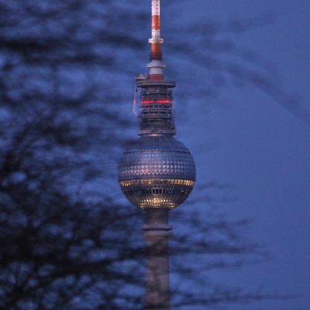 Berliner Fernsehturm bei Abenddämmerung