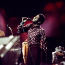 Al Green hält 1973 ein Mikrofon vor seinen Mund und singt | Bild: picture-alliance/dpa