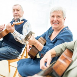 Senioren spielen Gitarre