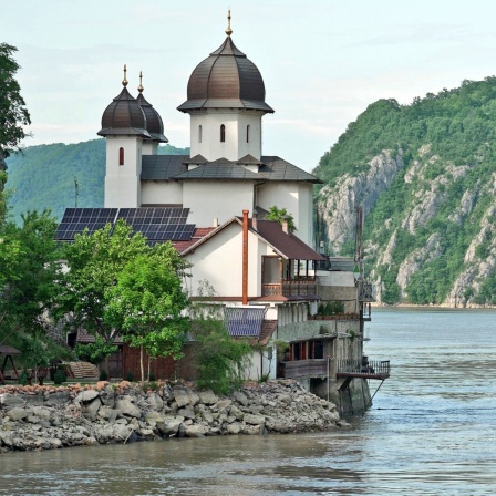 Die Donau fließt in Belgrad am Eisernen Tor vorbei