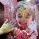 Ein Kind ist mit bunter Farbe angemalt