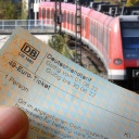 Eine Fotomontage zeigt das 49-Euro-Ticket vor einer S-Bahn.